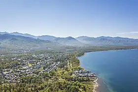 Vue des Khamar-Daban et du lac Baïkal à Baïkalsk.