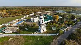 Sur une vue aérienne.