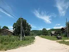 Une rue et des maisons.