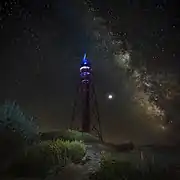 et le phare de Djarilhats de nuit,