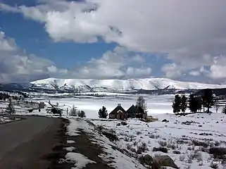 Le lac glacé en hiver.