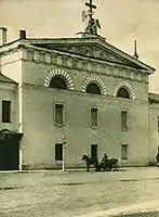 Façade centrale du château du côté de la Rue des Décembristes (anciennement rue de l'Officier). Début du XXe siècle.