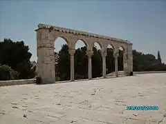 La porte est avec ses cinq arcs.