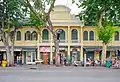 Shophouses de style néo-classique (Golden Place Tha Chang), le jour, rue Na Phra Lan, construit dans les années 1900