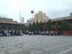 Fidèles priant dans la cour