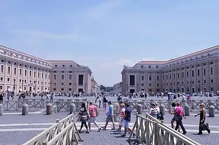 Vue du palais et de ses deux bâtiments flanquant la Via della Conciliazione . À gauche, le bâtiment nord et à droite, celui du sud.