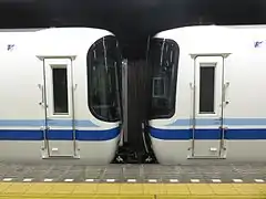 une serie 7020 (gauche) et 7000 accouplées