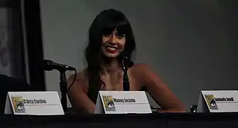Jameela Jamil dans le rôle de Tahani Al Jamil.