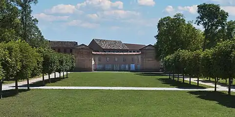 Les anciennes écuries vues du perron du château