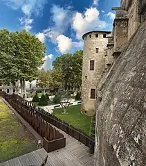 La tour nord du mur d'enceinte du palais des Archevêques vue de la tour sud.
