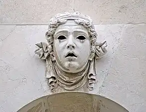 Mascaron sur la façade