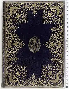 Reliure « à la dentelle » réalisée aux petits fers par Derome, comportant notamment le motif « aile de chauve-souris » aux angles, ainsi que le « fer à oiseau » qui fit sa renommée.