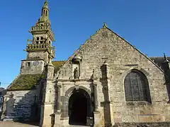 Le Tréhou : l'église paroissiale Sainte-Pitère vue du sud.