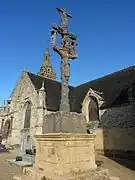 Le Tréhou : le calvaire devant l'église paroissiale.