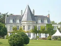 Plomelin : le château de Kerouzien sur la rive droite de l'Odet 2.
