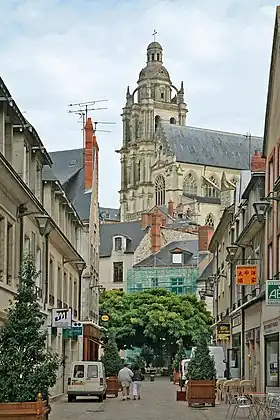 La cathédrale vue depuis la place de la Résistance.