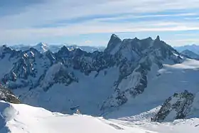 Vue du glacier des Périades, au centre, avec les Grandes Jorasses au-dessus à droite.
