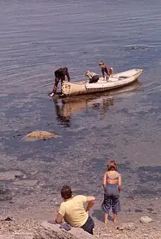 Baie dans une île de l'archipel, les enfants jouent dans l'eau