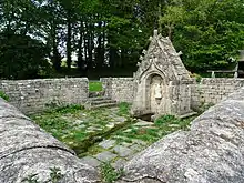 La fontaine de Saint-Bieuzy : vue d'ensemble.