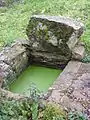 Fontaine près d'un ruisseau proche de la chapelle Saint-Guénolé.