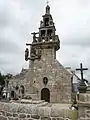 Loc-Brévalaire : la façade de l'église paroissiale et le calvaire.