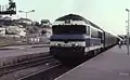 La 72027 en tête d'un train de nuit arrive en gare d’Épinal (juin 1991).