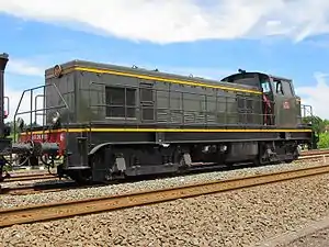 La 040 DE 895 en vert extérieur 306, châssis noir et traverse rouge vermillon.