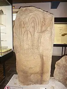 Stèle gravée de l'allée coudée de Luffang en Crac'h (gravures en creux sur granite ; fin du IVe millénaire avant J.-C.)