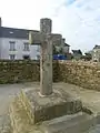 Milizac : croix dans l'enclos paroissial.