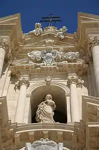 La statue de l'Immaculée, au centre de l'étage supérieur.