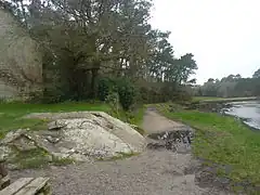 La Rivière de Pont-l'Abbé, rive droite : anneau d'amarrage à hauteur de la pointe de Rosquerno