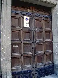 Porte d'entrée en bois de la crypte