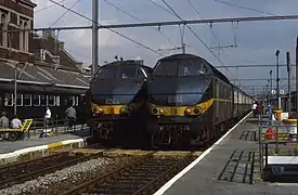 Deux locomotives en livrée verte simplifiée.