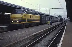 Courte rame de voitures M2 en livrée verte.