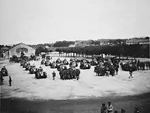 équipages de chars à proximité de leurs chars garés sur une place de Besançon