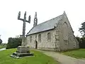 Saint-Thonan : la chapelle Saint-Herbot et son calvaire, vue extérieure d'ensemble.