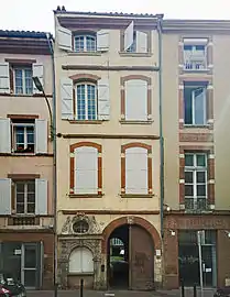 no 10 : la façade de l'hôtel de Raymond d'Aymeric.