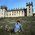 Guy, 10e duc de Roxburghe à l'extérieur du château de Floors, par Allan Warren
