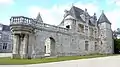Château de Keruzoret : façade orientale et sa galerie, avec la porte cochère