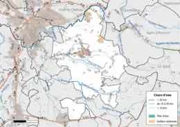 Carte en couleur présentant le réseau hydrographique de la commune