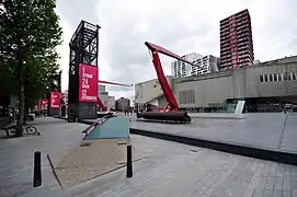 Une autre vue sur la place avec le cinéma Pathé et derrière quelques bâtiments résidentiels.