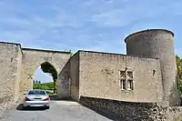 Portail d'entrée du château de Vénès.