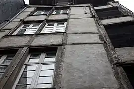 Façade arrière (côté cour) et son enduit béton trop hydraulique.