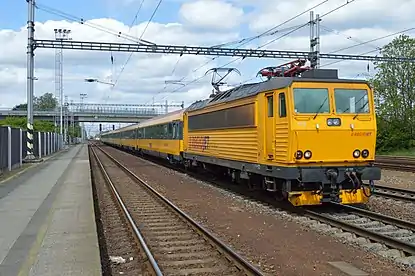 Train dans la gare de Moravany.