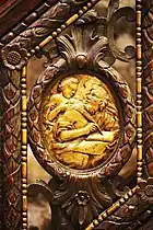 Médaillon sur le parapet de l'escalier