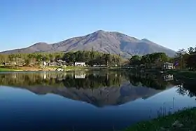 Vue de l'étang Daizahoushi et du mont Iizuna.