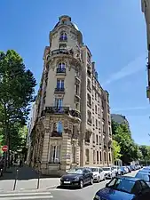 No 17, à l'angle de la rue Narcisse-Diaz.