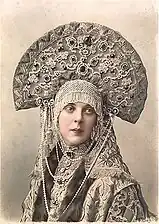La princesse Olga Konstantinovna Orlova en tenue de bal. On distingue des ryasnas en perles pendus à son kokochnik