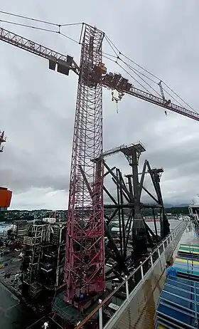 Grue pour le démantèlement de navires et de plates-formes de forage sur Eldøyane.