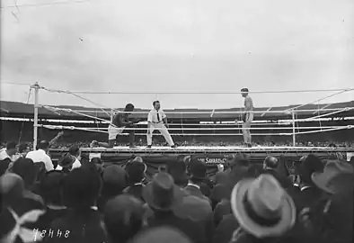 Touché à la mâchoire, Siki met un genou au sol pour la deuxième fois.